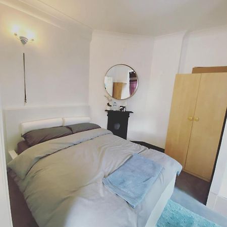 Complete 1 Bedroom Apartment With Wi-Fi, Kitchen, Tv In Heart Of Chiswick, לונדון מראה חיצוני תמונה