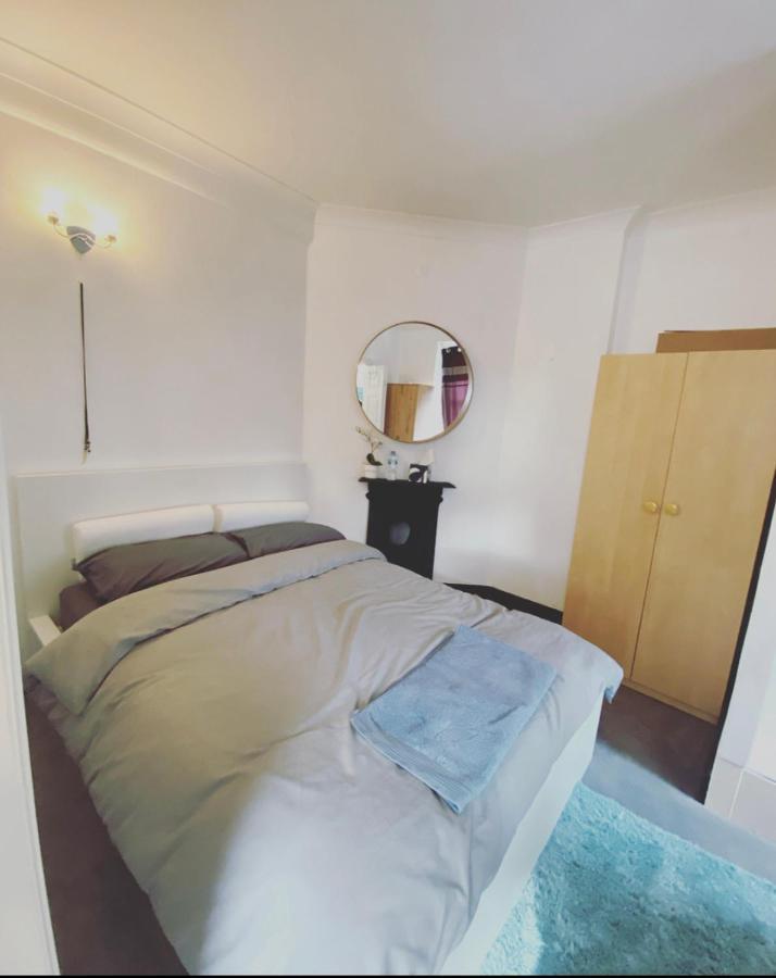 Complete 1 Bedroom Apartment With Wi-Fi, Kitchen, Tv In Heart Of Chiswick, לונדון מראה חיצוני תמונה