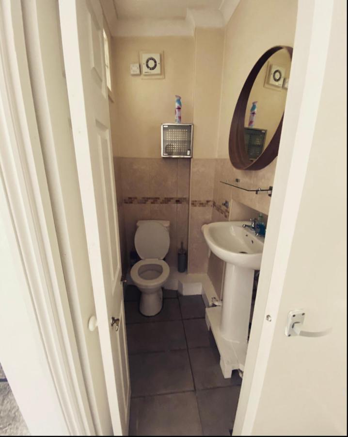 Complete 1 Bedroom Apartment With Wi-Fi, Kitchen, Tv In Heart Of Chiswick, לונדון מראה חיצוני תמונה